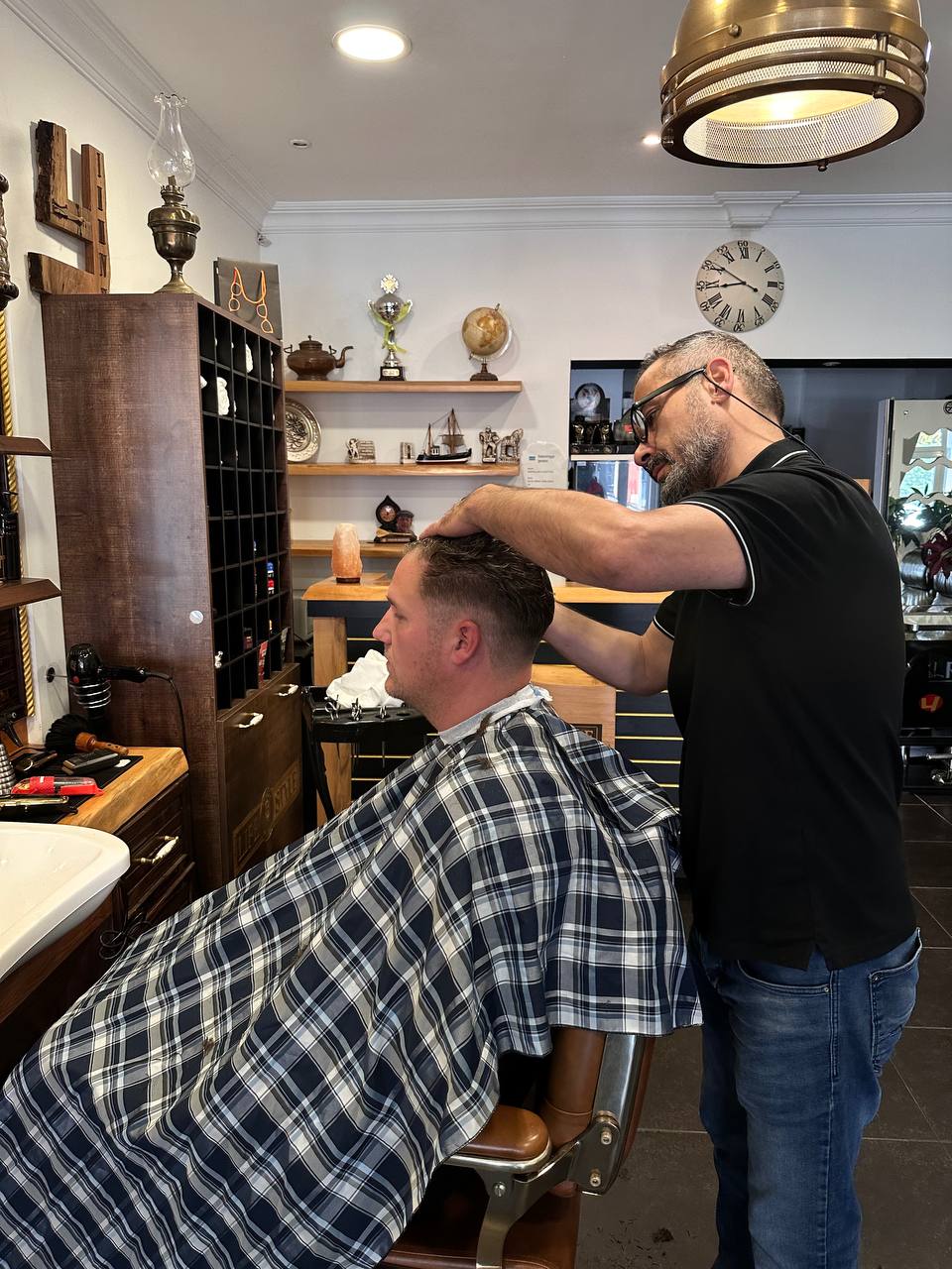 Kapper aan het werk in Kapsalon Lifestyle